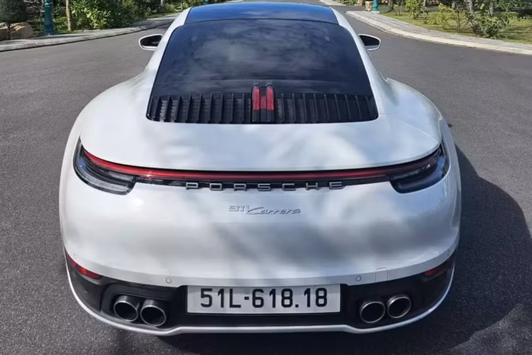 Porsche 911 Carrera S thế hệ 992 cũng được nâng cấp động cơ 6 xi-lanh, dung tích 3.0 lít, tăng áp kép, sản sinh công suất tối đa 385 mã lực, tăng 15 mã lực so với thế hệ cũ. Porsche 911 Carrera giờ đây chỉ mất thời gian 3,7 giây để có thể tăng tốc từ vị trí xuất phát lên 100 km/h trước khi đạt vận tốc tối đa 308 km/h.