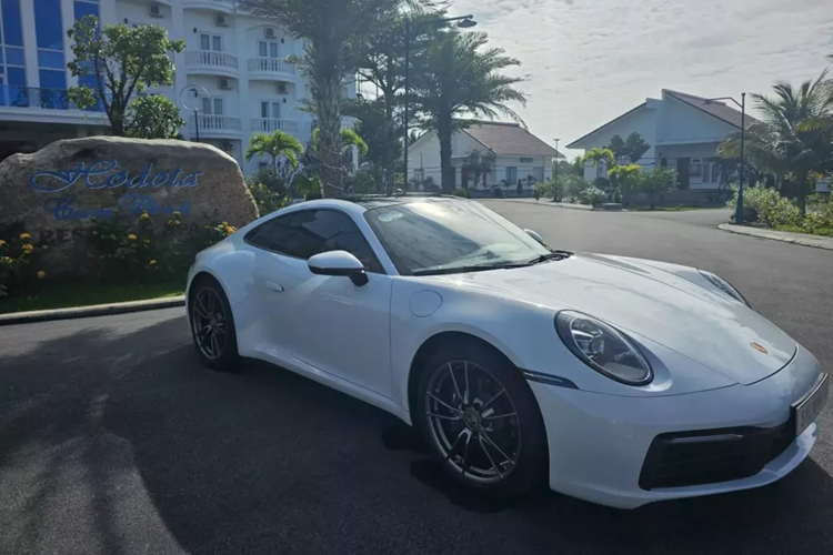Với số đồng hồ công tơ mét khá ấn tượng này, chiếc xe Porsche 911 đời 992 hứa hẹn sẽ sớm có người mua mới, ngoại thất xe được sơn màu trắng đi cùng nhiều chi tiết sơn đen, bộ mâm 5 chấu kép được sơn tối màu đi kèm nóc đen.