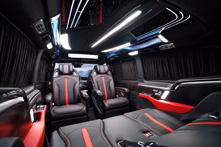 Bộ mâm Mercedes-Benz V-Class phong cách Maybach cũng là điểm nhấn của gói độ MANSORY. Không gian người lái của V-Class ấn tượng với màn hình lớn. Một nửa trên và dưới được phối hai tông màu và hoàn thiện bởi các chất liệu cao cấp nhất.