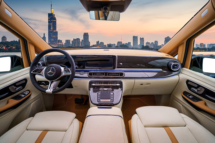 Tuỳ nhu cầu và sở thích của chủ nhân, MANSORY sẽ tối ưu không gian nhất có thể. Đối với phong cách ghế thương gia hàng ghế thứ 2 sẽ có thêm bệ đỡ chân, ghế massage, bàn làm việc...