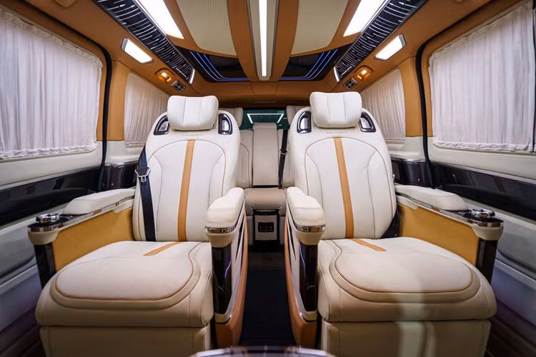 Ngoài ra các tiện nghi xuất hiện trên các mẫu xe siêu sang cũng xuất hiện trên gói độ như trần sao, rèm cửa sổ, hệ thống âm thanh bố trí từng ghế... Mercedes-Benz V-Class tại Trung Quốc trang bị động cơ xăng tăng áp 4 xy-lanh 2.0L, sản sinh công suất 211 mã lực và mô-men xoắn cực đại 350 Nm.