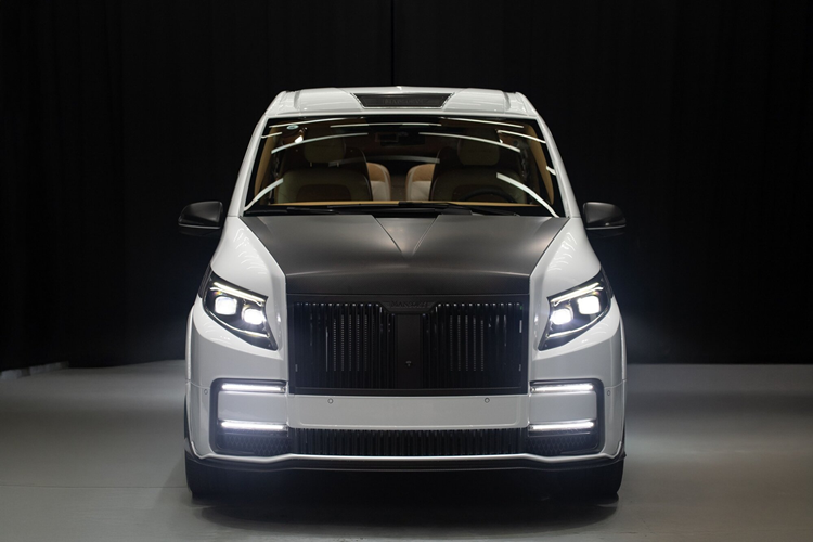 Kết hợp hộp số tự động 9 cấp, khả năng tăng tốc từ 0-100 km/h trong 8.7 giây, đủ để đáp ứng nhu cầu của những người yêu thích tốc độ. Ngoài ra V-Class còn có phiên bản nâng cấp giữa dòng đời có biến thể thuần điện EQV (công suất 204 mã lực).