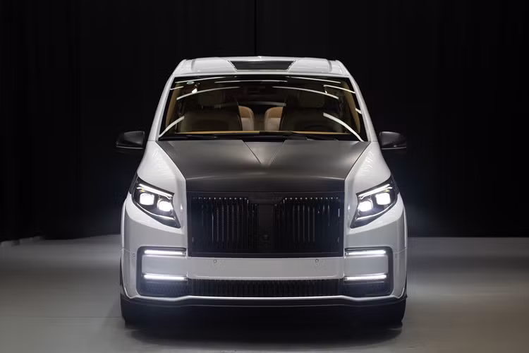 Kết hợp hộp số tự động 9 cấp, khả năng tăng tốc từ 0-100 km/h trong 8.7 giây, đủ để đáp ứng nhu cầu của những người yêu thích tốc độ. Ngoài ra V-Class còn có phiên bản nâng cấp giữa dòng đời có biến thể thuần điện EQV (công suất 204 mã lực).