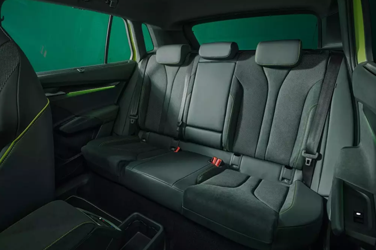 Hệ thống lái cũng được tinh chỉnh theo hướng thể thao và phanh trước với cùm phanh 2 piston giúp cải thiện hiệu suất. Về thiết kế, Skoda Elroq vRS giữ nguyên phần lớn đường nét của bản tiêu chuẩn. Tất nhiên, xe cũng đã được bổ sung nhiều chi tiết nổi bật như màu sơn xanh Mamba Green đặc trưng.