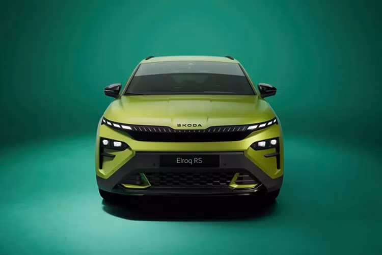 Đúng với phong cách Skoda Elroq phiên bản vRS, xe được nâng cấp mạnh mẽ về công suất cũng như thiết kế nội và ngoại thất. Là phiên bản cao cấp nhất trong dòng Skoda Elroq, vRS sở hữu công suất tăng thêm 52 mã lực so với các bản tiêu chuẩn nhờ sự kết hợp của 2 mô-tơ điện.