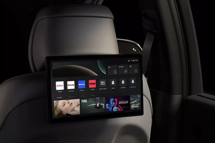 Hành khách phía sau được bố trí màn hình giải trí riêng, tích hợp vào lưng ghế ở hàng đầu.