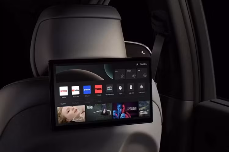 Hành khách phía sau được bố trí màn hình giải trí riêng, tích hợp vào lưng ghế ở hàng đầu.