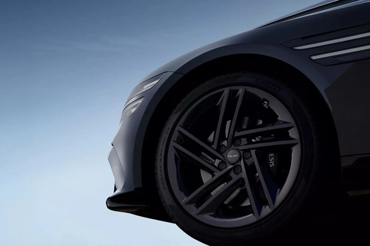 Genesis G80 Black bản đặc biệt sử dụng mâm xe 5 chấu bằng hợp kim màu đen bóng với kích thước 20 inch, kết hợp nắp chụp tại trung tâm la-zăng gợi nhớ thiết kế của Rolls-Royce.