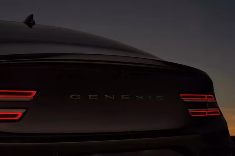 Dòng chữ Genesis phía đuôi xe gần như là chi tiết ngoại thất duy nhất không phủ màu đen trên Genesis G80 Black.