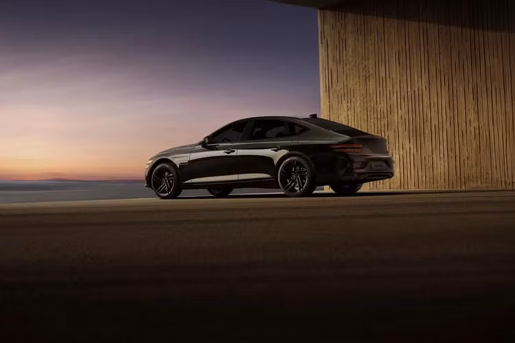 Genesis G80 Black có giá khởi điểm 82,75 triệu won tại Hàn Quốc, tương đương khoảng 56.600 USD. Phiên bản đặc biệt này của Genesis G80 cũng được xác nhận sẽ có mặt tại thị trường Australia vào cuối năm 2025.