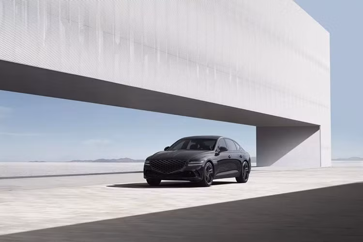 Đúng như tên gọi, Genesis G80 Black hạng sang có ngoại hình được hoàn thiện hoàn toàn với màu đen. Tất cả chi tiết ngoại thất mạ crom như lưới tản nhiệt, cửa hút gió, logo hãng xe hay cản trước đều được phủ lớp sơn đen khá tỉ mỉ.