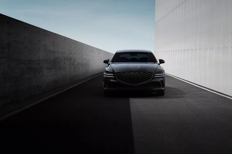 Genesis G80 Black bán cho khách hàng tại Hàn Quốc với 2 tùy chọn, một sử dụng động cơ tăng áp 4 xy-lanh dung tích 2.5L cung cấp công suất 300 mã lực, tùy chọn còn lại trang bị động cơ V6 tăng áp dung tích 3.5L cho công suất đầu ra tối đa 375 mã lực. Tất cả phiên bản đi cùng hệ dẫn động 4 bánh và hộp số tự động 8 cấp.