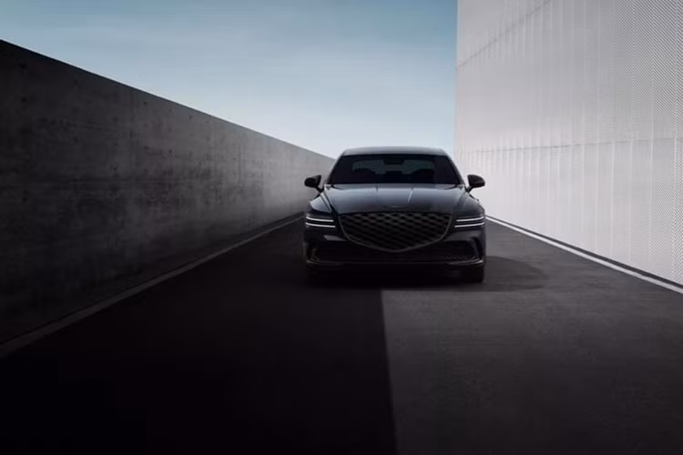 Genesis G80 Black bán cho khách hàng tại Hàn Quốc với 2 tùy chọn, một sử dụng động cơ tăng áp 4 xy-lanh dung tích 2.5L cung cấp công suất 300 mã lực, tùy chọn còn lại trang bị động cơ V6 tăng áp dung tích 3.5L cho công suất đầu ra tối đa 375 mã lực. Tất cả phiên bản đi cùng hệ dẫn động 4 bánh và hộp số tự động 8 cấp.
