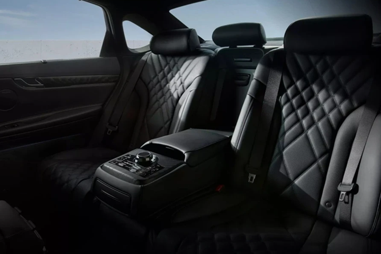 Hàng ghế sau của Genesis G80 Black với ghế ngồi bọc da màu đen. Bệ tì tay tích hợp các phím điều khiển hệ thống điều hòa, âm lượng...