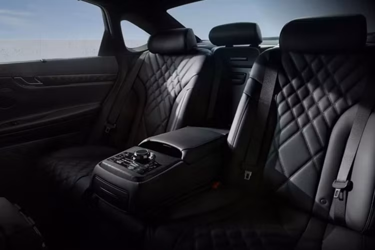 Hàng ghế sau của Genesis G80 Black với ghế ngồi bọc da màu đen. Bệ tì tay tích hợp các phím điều khiển hệ thống điều hòa, âm lượng...