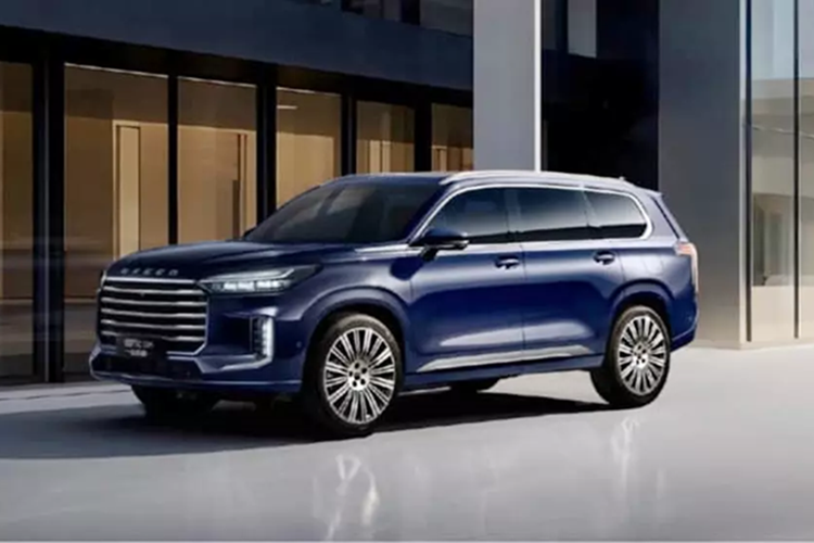 Xe SUV ba hàng ghế plug-in hybrid Exeed VX C-DM của Chery với công suất 610 mã lực và phạm vi hỗn hợp lên tới 1.300 km đã bắt đầu được bán trước tại Trung Quốc với giá khởi điểm là 239.900 nhân dân tệ (33.085 USD). Sau khi ra mắt thị trường trong nước, chiếc xe này sẽ có mặt trên thị trường nước ngoài.