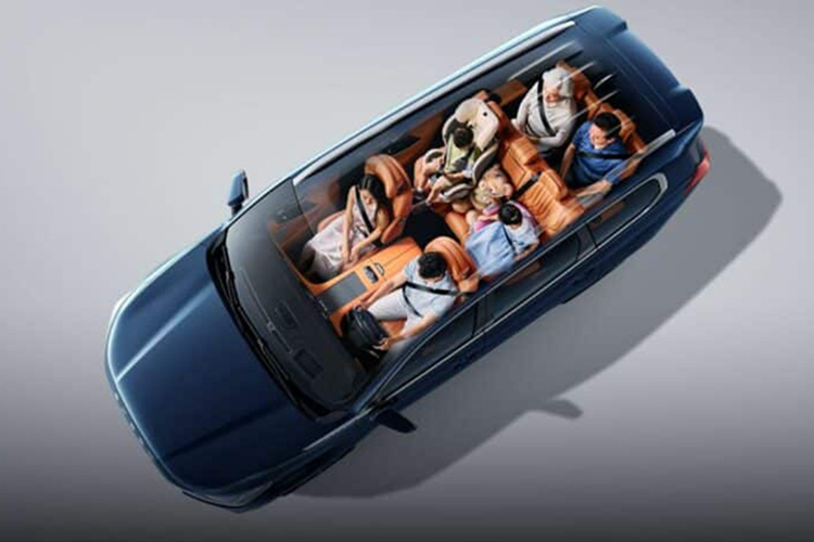 Dưới nắp ca-pô, Exeed VX C-DM có động cơ ICE tăng áp 1,5 lít cho công suất 115 kW. Nó được ghép nối với hộp số DHT ba cấp, tích hợp động cơ điện 165 kW.