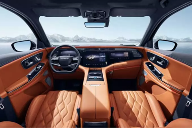 Nội thất của Exeed VX áp dụng các biến thể sáu và bảy chỗ ngồi. Bảng điều khiển trung tâm của chiếc SUV này gợi nhớ đến MBUX Hyperscreen. Đó là một khối lớn gồm ba màn hình.