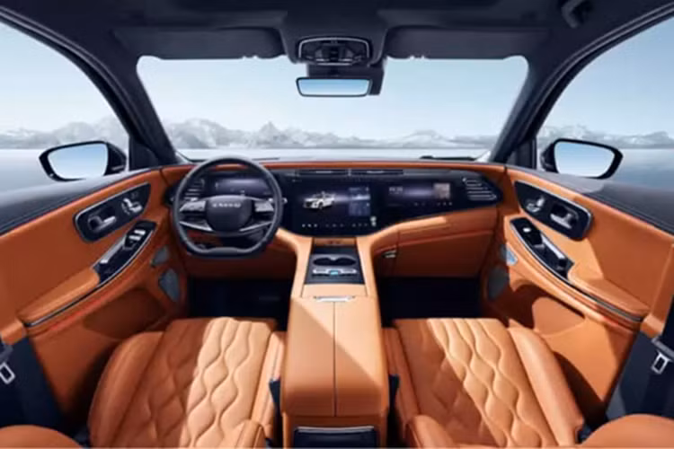 Nội thất của Exeed VX áp dụng các biến thể sáu và bảy chỗ ngồi. Bảng điều khiển trung tâm của chiếc SUV này gợi nhớ đến MBUX Hyperscreen. Đó là một khối lớn gồm ba màn hình.