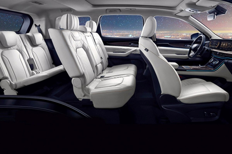 Hai trong số các màn hình đó có đường kính 12,3 inch. Và màn hình chính có đường kính 15,6 inch. Biến thể sáu chỗ ngồi của Exeed VX C-DM có hai ghế thuyền trưởng với chức năng sưởi ấm, thông gió và massage ở hàng ghế thứ hai.