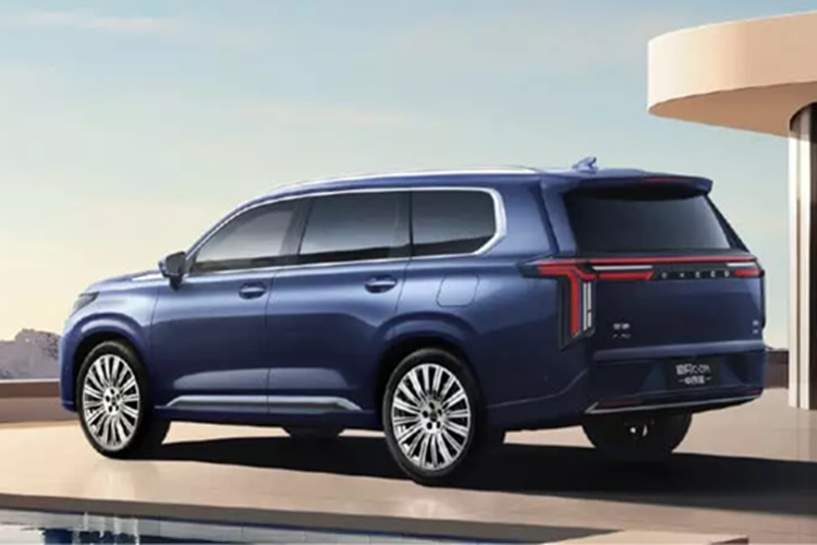 Exeed VX C-DM là một chiếc crossover lớn với kích thước bao gồm chiều dài, chiều rộng và chiều cao lần lượt sẽ là 5010/1940/1800 mm với chiều dài cơ sở 2900 mm. Phần đầu xe sử dụng lưới tản nhiệt lớn.