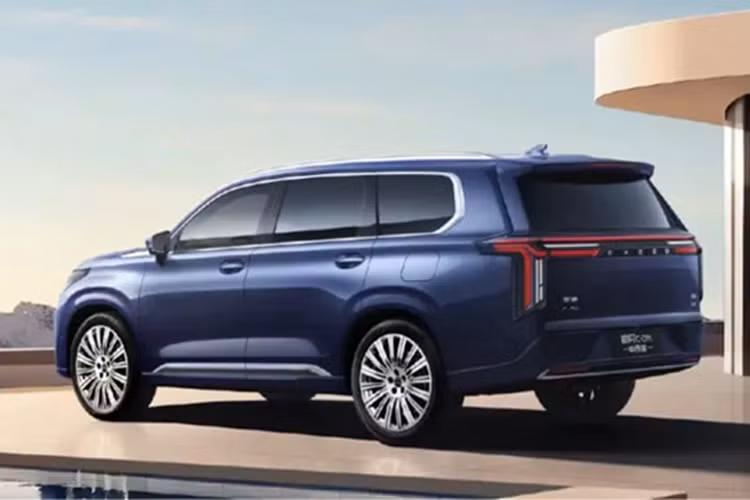 Exeed VX C-DM là một chiếc crossover lớn với kích thước bao gồm chiều dài, chiều rộng và chiều cao lần lượt sẽ là 5010/1940/1800 mm với chiều dài cơ sở 2900 mm. Phần đầu xe sử dụng lưới tản nhiệt lớn.