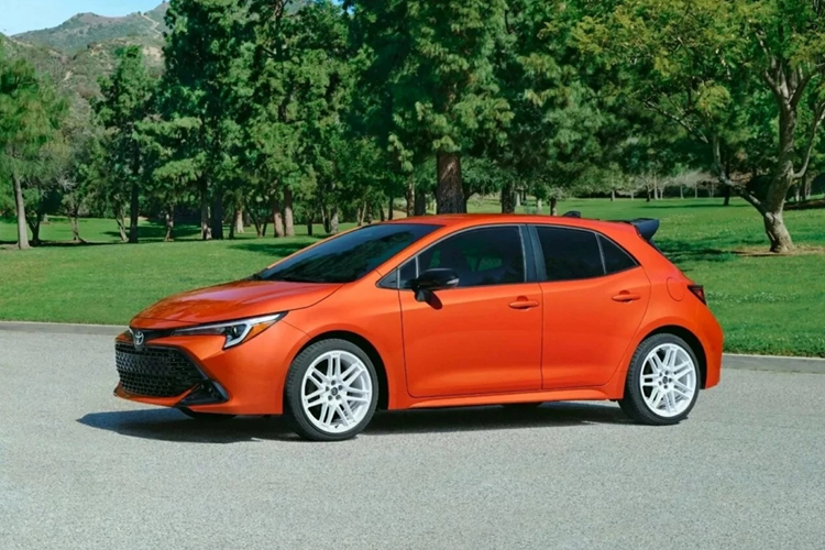 Toyota Corolla FX Edition 2026 còn có cụm đồng hồ 7 inch sau vô lăng, màn hình cảm ứng giải trí 8 inch, sạc không dây, hệ thống trợ hỗ trợ người lái nâng cao Toyota Safety Sense 3.0...