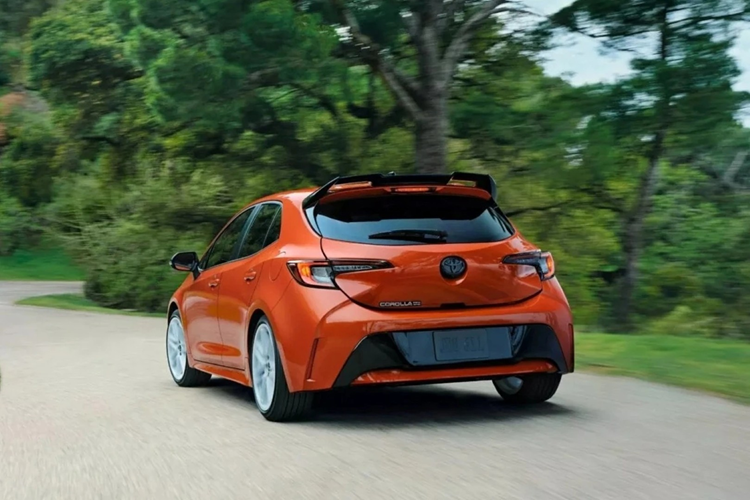 Nội thất Toyota Corolla FX Edition có tông màu đen làm chủ đạo và đường chỉ khâu màu cam tạo tương phản. Các đường chỉ khâu xuất hiện tại vô lăng, tapi cửa, taplo, cần số, ghế... Ghế ngồi dạng Sport Touring ôm sát người lái, tích hợp tựa đầu.