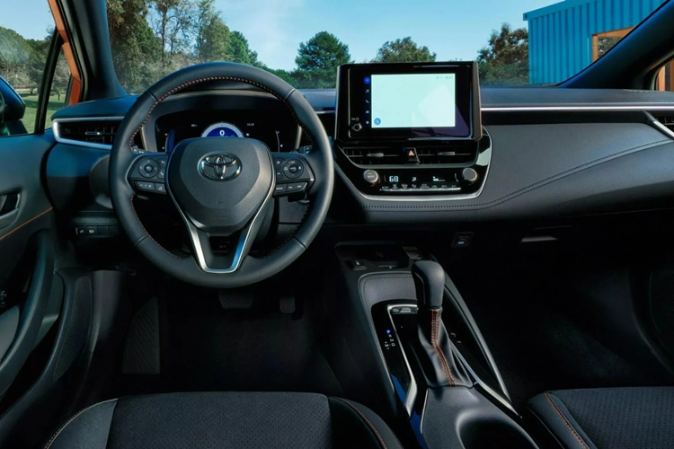 Toyota Corolla FX Edition 2026 giữ nguyên thiết kế khung gầm tương tự như Corolla tiêu chuẩn đang được bán tại Mỹ.