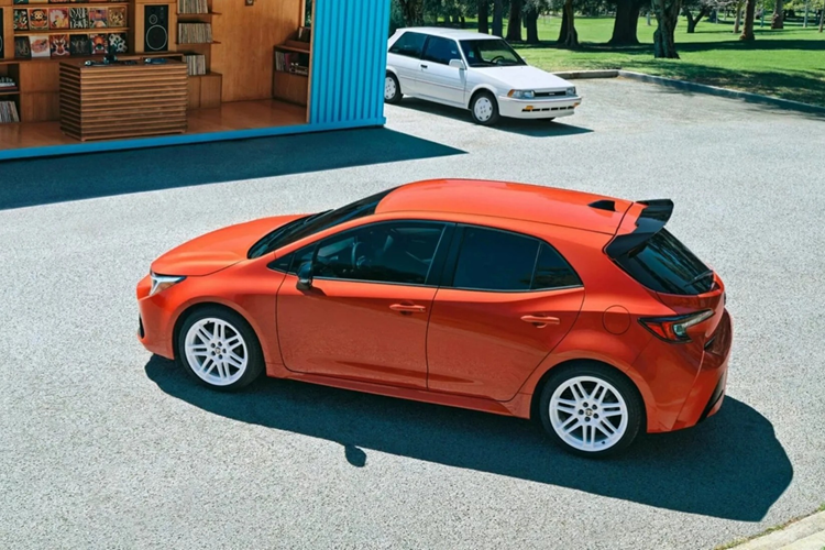 Tại Mỹ mức giá xe Corolla phiên bản FX 2026 chưa được tiết lộ nhưng số lượng sản xuất 1.600 xe cho thấy đây sẽ là biến thể đắt tiền. Hiện tại, Toyota Corolla Hatchback SE tại Mỹ hiện có giá 23.780 USD, quy đổi 617 triệu đồng.