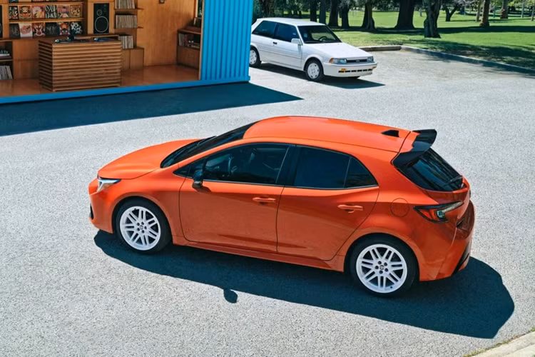 Tại Mỹ mức giá xe Corolla phiên bản FX 2026 chưa được tiết lộ nhưng số lượng sản xuất 1.600 xe cho thấy đây sẽ là biến thể đắt tiền. Hiện tại, Toyota Corolla Hatchback SE tại Mỹ hiện có giá 23.780 USD, quy đổi 617 triệu đồng.