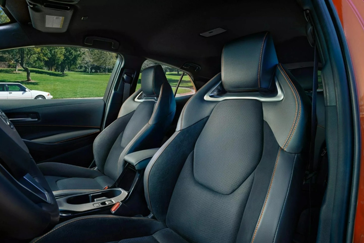 Sức mạnh của Corolla FX Edition đến từ khối động cơ 4 xy-lanh dung tích 2.0L, sản sinh công suất 169 mã lực, mô-men xoắn cực đại 204 Nm; kết hợp với hộp số vô cấp CVT và dẫn động cầu trước.