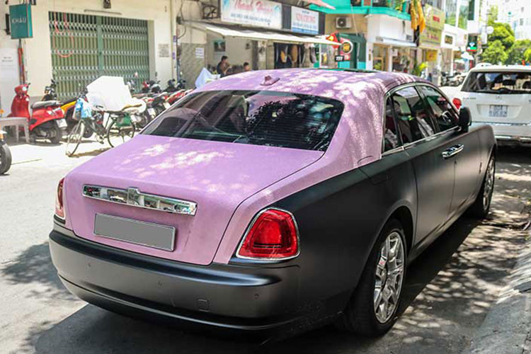 Mẫu xe siêu sang Rolls-Royce Ghost Series I có nội thất màu hồng đậm từng của người đẹp Ngọc Trinh vẫn sử dụng động cơ V12, tăng áp kép, dung tích 6,6 lít, sản sinh công suất tối đa 562 mã lực và mô-men xoắn cực đại 780 Nm.