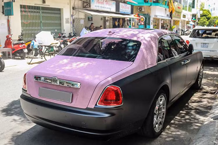Mẫu xe siêu sang Rolls-Royce Ghost Series I có nội thất màu hồng đậm từng của người đẹp Ngọc Trinh vẫn sử dụng động cơ V12, tăng áp kép, dung tích 6,6 lít, sản sinh công suất tối đa 562 mã lực và mô-men xoắn cực đại 780 Nm.