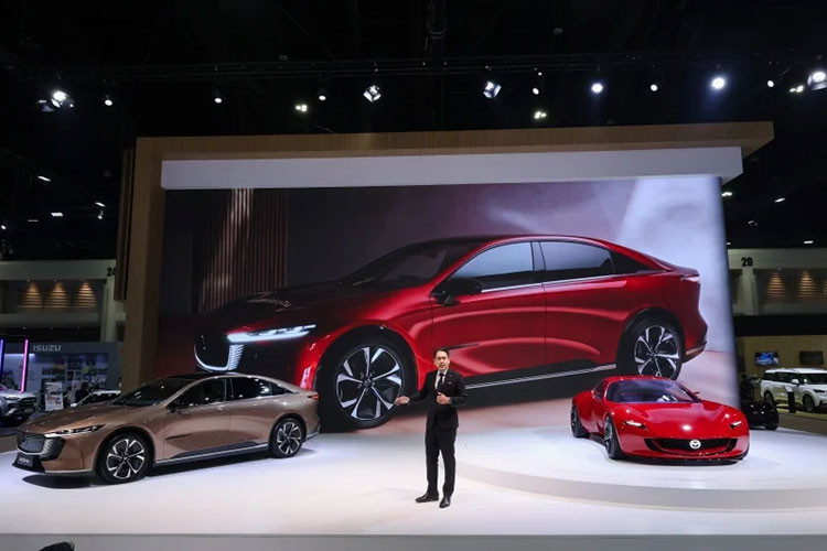 Xe điện Mazda Iconic SP được trang bị công nghệ sạc hai chiều, có thể đóng vai trò như máy phát điện dự phòng, cung cấp đủ điện cho một gia đình sử dụng trong thời gian hơn một tuần. Tuy nhiên, thông tin cụ thể về dung lượng pin chưa được hãng công bố.