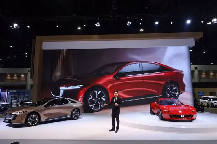 Xe điện Mazda Iconic SP được trang bị công nghệ sạc hai chiều, có thể đóng vai trò như máy phát điện dự phòng, cung cấp đủ điện cho một gia đình sử dụng trong thời gian hơn một tuần. Tuy nhiên, thông tin cụ thể về dung lượng pin chưa được hãng công bố.