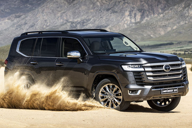 Hiện tại, Toyota đã ngừng nhận đặt cọc mẫu Land Cruiser 300, bởi lượng đơn đặt hàng tại Nhật Bản đã kéo dài đến vài năm, vượt xa năng lực sản xuất của Toyota. Trước mắt, hãng sẽ tập trung giao xe cho những khách hàng đã đặt trước.
