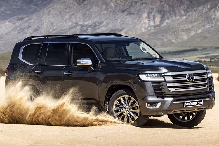 Hiện tại, Toyota đã ngừng nhận đặt cọc mẫu Land Cruiser 300, bởi lượng đơn đặt hàng tại Nhật Bản đã kéo dài đến vài năm, vượt xa năng lực sản xuất của Toyota. Trước mắt, hãng sẽ tập trung giao xe cho những khách hàng đã đặt trước.