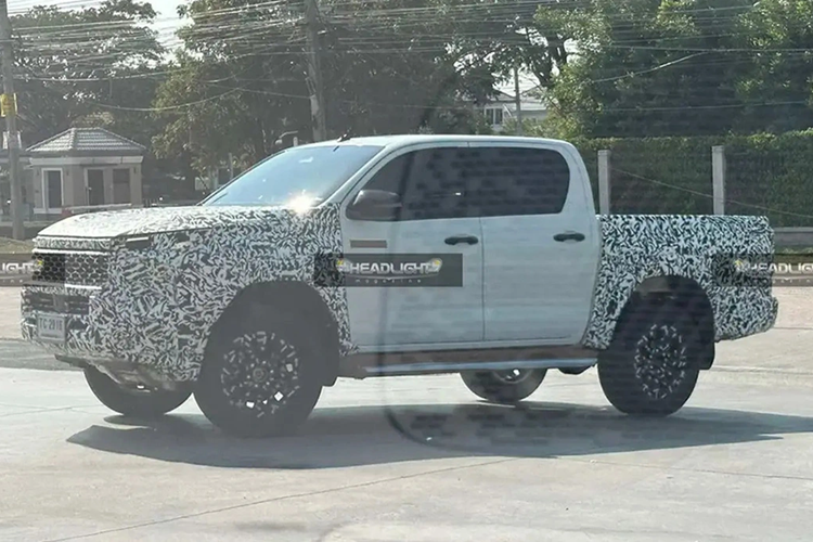 Theo hình ảnh phác thảo, nội thất của Toyota Hilux khá tương đồng với Tacoma bán ở Bắc Mỹ do hai xe đều dùng chung một loại khung gầm. Dự kiến, khoang cabin của Hilux đời mới sẽ chỉ được nâng cấp nhẹ so với bản tiền nhiệm.