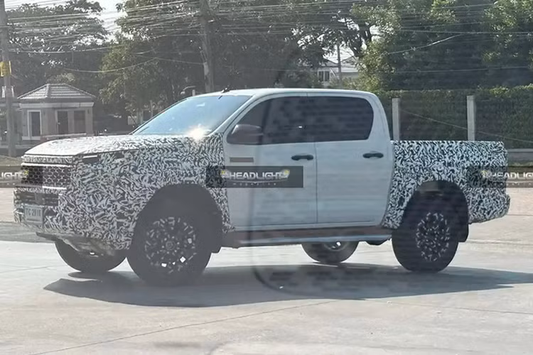 Theo hình ảnh phác thảo, nội thất của Toyota Hilux khá tương đồng với Tacoma bán ở Bắc Mỹ do hai xe đều dùng chung một loại khung gầm. Dự kiến, khoang cabin của Hilux đời mới sẽ chỉ được nâng cấp nhẹ so với bản tiền nhiệm.