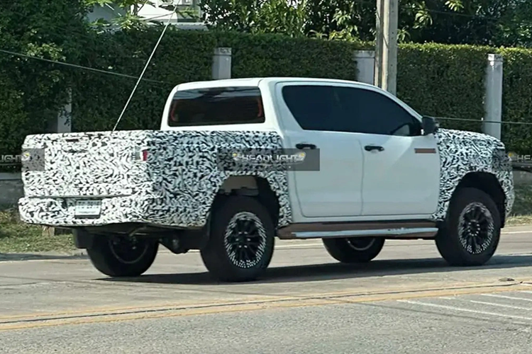 Vào ngày 23/12/2024, Toyota đã âm thầm đăng ký bản quyền thương hiệu “HILUX TRAVO” với Cục Sở hữu Trí tuệ Thái Lan (DIP). Động thái này cho thấy Toyota Hilux thế hệ mới sẽ sớm có mặt tại Đông Nam Á trong năm 2025. Tuy nhiên, khả năng tên gọi “Hilux Travo” sẽ chỉ dành cho thị trường Thái Lan.