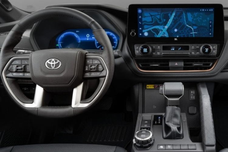 Giao diện mâm xe cũng được cải tiến nhẹ. Toyota Hilux mới vẫn sẽ dùng động cơ diesel như thế hệ cũ nhưng sẽ được nâng cấp để đáp ứng tiêu chuẩn khí thải Euro 5 và Euro 6. Xe sẽ không còn bản dùng động cơ V6, bản hybrid cũng không rõ có trên Hilux thế hệ mới hay không.