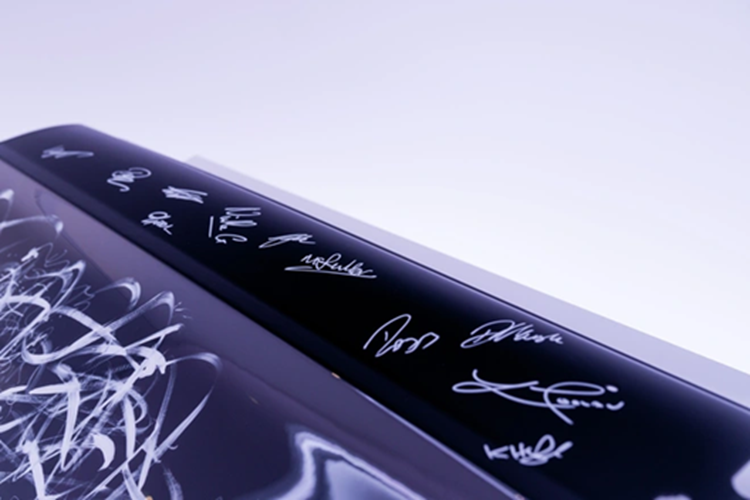 Ngoài thiết kế ấn tượng nhất trong các dòng xe McLaren được sản xuất khi không sở hữu mui xe, cửa sổ, siêu phẩm Elva vẫn được trang bị khối động cơ V8, tăng áp kép, dung tích 4.0 lít tương tự như các siêu xe McLaren 720S , McLaren 720S Spider và cả siêu phẩm hypercar McLaren Senna của Hoàng Kim Khánh.