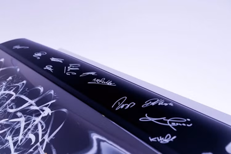 Ngoài thiết kế ấn tượng nhất trong các dòng xe McLaren được sản xuất khi không sở hữu mui xe, cửa sổ, siêu phẩm Elva vẫn được trang bị khối động cơ V8, tăng áp kép, dung tích 4.0 lít tương tự như các siêu xe McLaren 720S , McLaren 720S Spider và cả siêu phẩm hypercar McLaren Senna của Hoàng Kim Khánh.