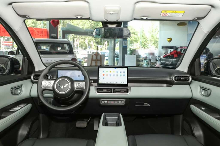 Wuling Bingo SUV là xe năm chỗ, trong khi Wuling Bingo Plus là xe bốn chỗ. Theo đó, Wuling Bingo dài x rộng x cao lần lượt 4.090 x 1.720 x 1.575 mm và chiều dài cơ sở là 2610 mm. Xe có các phiên bản 330 km, 401 km và 510 km, cũng chính là phạm vi hoạt động.