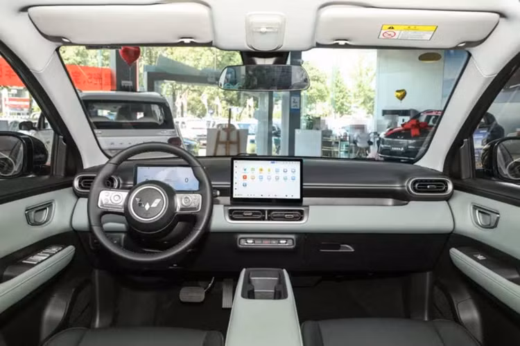 Wuling Bingo SUV là xe năm chỗ, trong khi Wuling Bingo Plus là xe bốn chỗ. Theo đó, Wuling Bingo dài x rộng x cao lần lượt 4.090 x 1.720 x 1.575 mm và chiều dài cơ sở là 2610 mm. Xe có các phiên bản 330 km, 401 km và 510 km, cũng chính là phạm vi hoạt động.