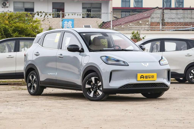 Tuy nhiên mẫu xe Wuling Bingo SUV chạy điện phiên bản có phạm vi hoạt động 510 km đã giảm từ 95.800 NDT (tương đương 13.100 USD) (khoảng 333 triệu đồng) xuống còn 89.800 NDT (tương đương 12.300 USD) (khoảng 313 triệu đồng).