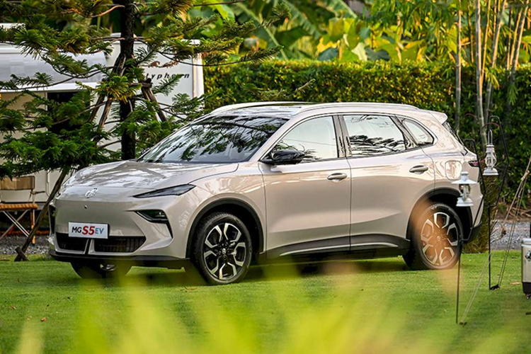 Ra mắt tại Đông Nam Á, MG S5 EV sẽ có 2 tùy chọn hệ truyền động. Cụ thể, bản tiêu chuẩn sẽ được trang bị mô-tơ đơn 170 mã lực, mô men xoắn 250 Nm đi kèm pin 49 kWh cho tầm vận hành 440 km. Bản này sẽ mất 8,5 giờ để sạc đầy. Nếu sử dụng sạc nhanh thì chỉ mất 35 phút.