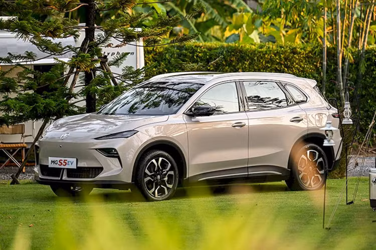 Ra mắt tại Đông Nam Á, MG S5 EV sẽ có 2 tùy chọn hệ truyền động. Cụ thể, bản tiêu chuẩn sẽ được trang bị mô-tơ đơn 170 mã lực, mô men xoắn 250 Nm đi kèm pin 49 kWh cho tầm vận hành 440 km. Bản này sẽ mất 8,5 giờ để sạc đầy. Nếu sử dụng sạc nhanh thì chỉ mất 35 phút.