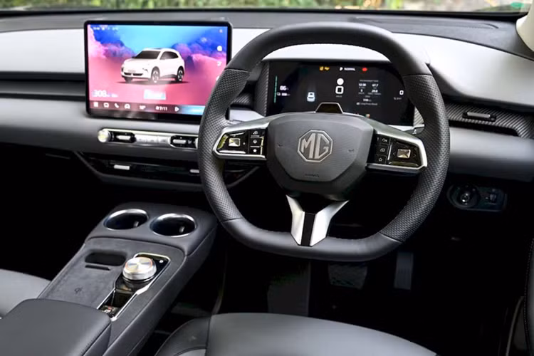 MG S5 EV sở hữu các trang bị tiện ích nổi bật như: màn hình giải trí trung tâm cảm ứng 15,6 inch, đồng hồ kỹ thuật số 10,25 inch, ghế lái chỉnh điện 6 hướng có chức năng thông gió